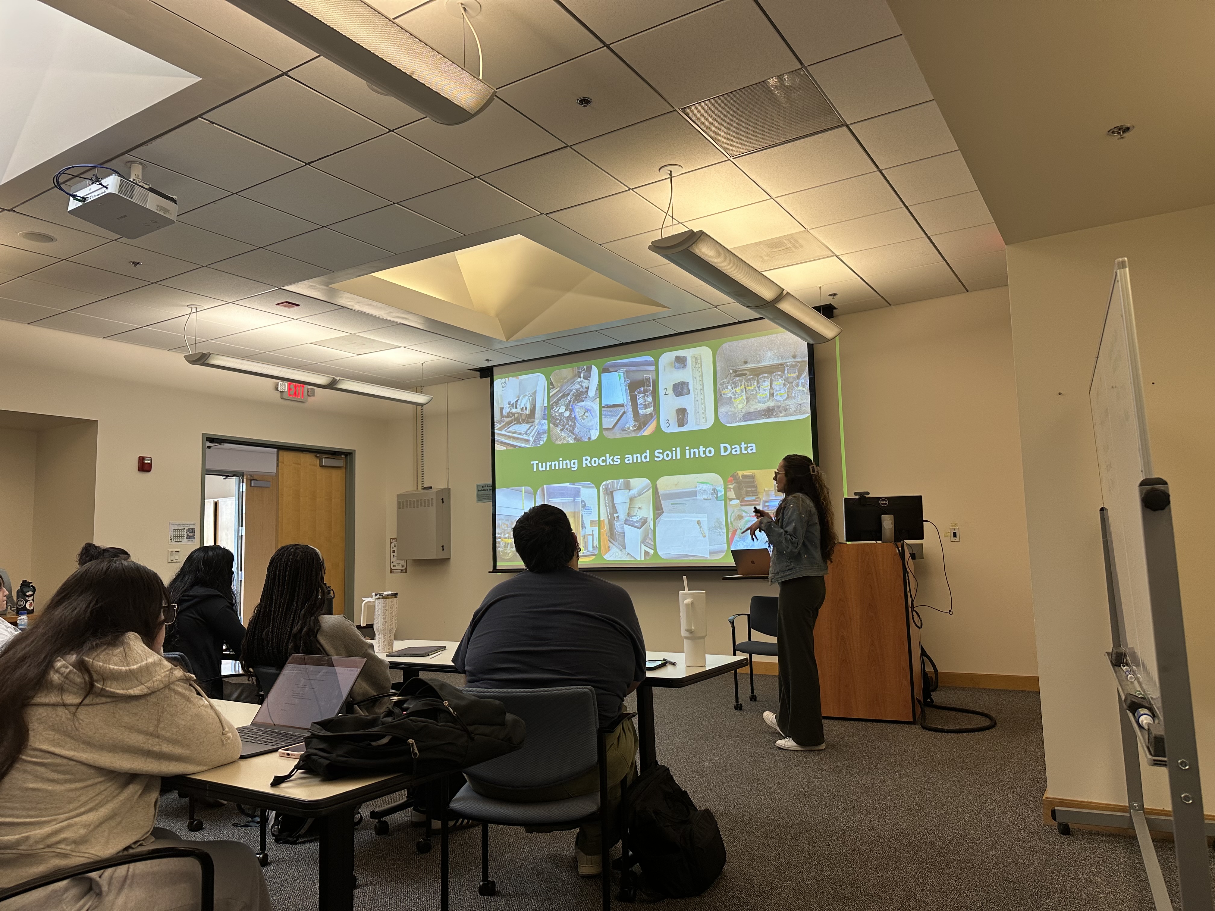 Presenting my rock-derived nitrogen and mammalian bioturbation research to ENV S 2 students, 2025.